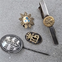 metal-frimuerelogenål-slipsenål-garder-foreningsnål-tre-blå-stjerner-nål-gamle-emblemer